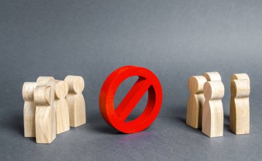 İki grup insan kırmızı bir yasaklama işareti no ile bölünür. yasaklama, tabu ve ret. Muhafazakarlık, yanlış anlama. Yasalar Hak ve Özgürlüklerin Kısıtlamaları. İç çatışma.