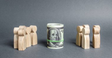 İki grup insan bir paket rulo dolar ile bölünür. Yatırım konsepti. Yüksek kar ve hoş geldin öğesi. Para kültü, kapitalizm. Finansal araçlar ve eğitim. Nezih maaş ücretleri