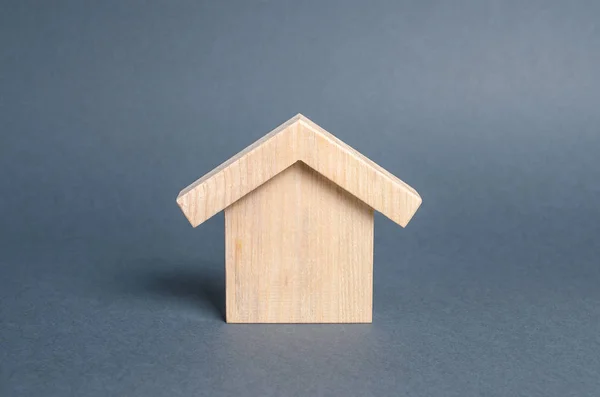 Figura de lemn a unei case. Conceptul de cumpărare și vânzare imobiliară, chirie, investiții. Acasă, locuințe accesibile, clădire rezidențială. Clădiri de construcţii. Minimalism și copyspace — Fotografie, imagine de stoc
