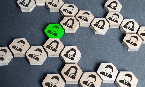 La structure des figures hexagonales avec les employés est reliée entre elles par une figure verte. Établir des contacts entre les entreprises et les services de médiation. Chef, lien. Organisation des entreprises . — Photo