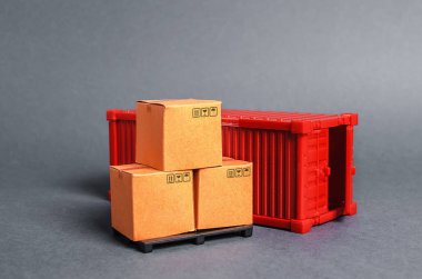 Kutuları olan kırmızı kargo konteyneri. İş ve sanayi, ulaşım altyapısı. Ticaret ve ticaret kavramı, kargo teslimatı, mal değişimi. Küreselleşme. Performans verimli üretim.