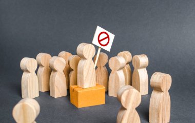 Bir kalabalık bir grevci adamın etrafını sarıyor. Protesto çağrısı. Halkın dikkatini soruna çekmek. yolsuzluk ve keyfiliğe karşı mücadele. Popülizm ve milliyetçilik. hak mücadelesi