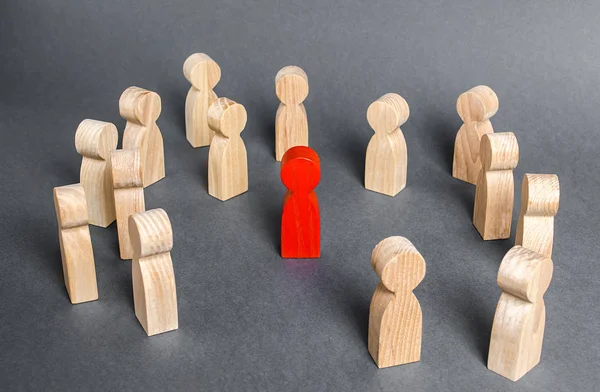Red human figure surrounded by a group of people. Leader Boss and leadership. Cooperation and teamwork. Outcast, hated opponent, criminal. Conviction. Discrimination and violence. — Stock Photo, Image