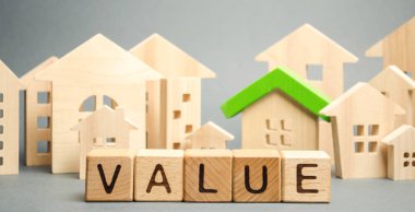 Değer kelimesi ile ahşap bloklar ve ahşap evler. Emlak değerleme ve konut. Satılık daire veya evin en iyi değeri. Ev değerlendirmesi. Emlak piyasası. Mortgage oranları