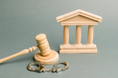 Adliye ve kelepçeler. Mahkeme kavramı. Ceza davalarında kararlar. Adalet. Yargı sistemi. Yasal güç. Ceza Kanunu. Aktivistlere ve muhaliflere baskı ve zulüm.