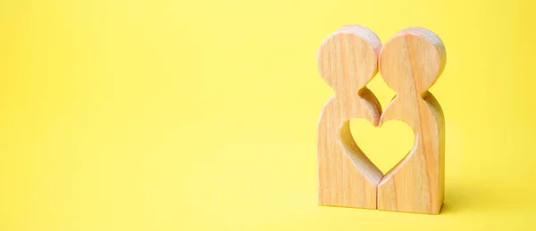 Una pareja enamorada y un corazón entre ellos. El concepto de amor y simpatía entre dos personas. Conocer el amor de toda la vida. Felicidad humana. Citas. Declaración de amor. Día de San Valentín. Minimalismo —  Fotos de Stock