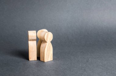 Üç kişi bir arada durup konuşuyor. ahşap figürler. Konuşma. İletişim, buluşma yeri. Arkadaşlar, takım ve takım çalışması. Toplum ve seçmen.