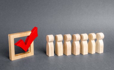 Oy kullanmak için kuyruk sırası ve kırmızı onay. Demokratik seçim kavramı. Referandum anketi. Gönüllüler, partiler, adaylar. Seçimler için siyasi kampanya. Oy verme günü. sosyal teknolojiler.