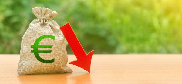 Сумка с символом евро и красной стрелкой вниз. Брексит Великобритании. обесценивание фунта, падение экономики. экономические трудности, отъезд капитала. Бизнес, сокращение бюджета
