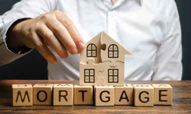 Bir adam yazıt Mortgage üzerinde bir ev bulmaca toplar. Kendi konut binanızın inşaatı. Kredi kredisi ile ev satın almak, yaşam koşullarının iyileştirilmesi. Aile oluşturma.