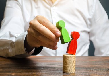 Bir insan kırmızı bir insan figürüyerine yeşil bir figür. personel ateş. Kafa Ofset. İş optimizasyonu, kilit çalışanların sadık çalışanlarla değiştirilmesi. Güç değişimi. Yolsuzlukla mücadele. sistem kurtarma