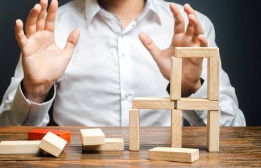 Adam inşa edilmiş yapının çöküşünden korkmuş görünüyor. İş dünyasındaki hatalar ve başarısızlıklar kavramı, yanlış hesaplamanın sonuçları. Hasar, yaratılanın yok edilmesi. Risk.
