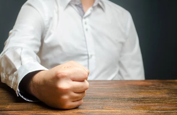 El hombre golpeó con el puño en la mesa. El fin de la paciencia. Es imposible soportarlo. Un ataque de ira, estrés. Un gesto decisivo y emocional. Hombres impulsivos. ¡Es suficiente! Cólido —  Fotos de Stock