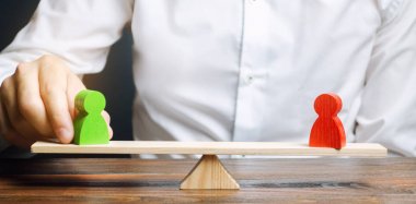 Terazi ve bir arabulucu / hakem insanların Ahşap rakamlar. Çatışma durumlarını ve anlaşmazlıkları çözme. Anlaşmazlıkların barışçıl çözümünün sonuçları. Çıkar çatışması. İş rakipleri