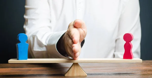 Der Familienanwalt teilt die Figur eines Mannes und einer Frau auf Waage. das Konzept der Scheidung und Teilung von Eigentum. Beilegung von Familienstreitigkeiten. Schlichtungsstellen. Gender Pay Gap — Stockfoto