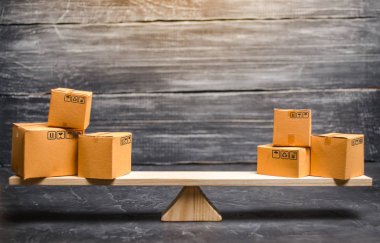 Terazide iki kutu yığını. Takas ile ticaret dengesi ve hesaplama. Yaptırımları atlayarak, malların ithalat ve ihracatı. Ticaret dengesi. İki konu veya ülke arasındaki mal cirosu.