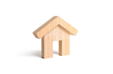 Beyaz arka plan üzerinde ahşap bir ev. Kredi uygun fiyatlı konut kavramı. Bir ev kirala, yer değiştirme. Yeni teknolojilerde konut inşaatı. Çevre dostu ve enerji tasarruflu.
