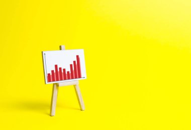 Sarı arka plan üzerinde bilgi grafiği içeren raf. İş planlama ve gelir analizi. İş projelerinin göstergeleri, karlılık ve likidite düzeyi. Verimliliği ve üretkenliği artırın