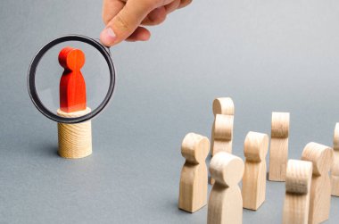 Büyüteç kırmızı adam kürsüde duruyor bakıyor ve insanların kalabalığa hitap ediyor. Ajitasyon, itiraz ve kalabalığa itiraz. Lider ve liderlik nitelikleri, siyasi hareket