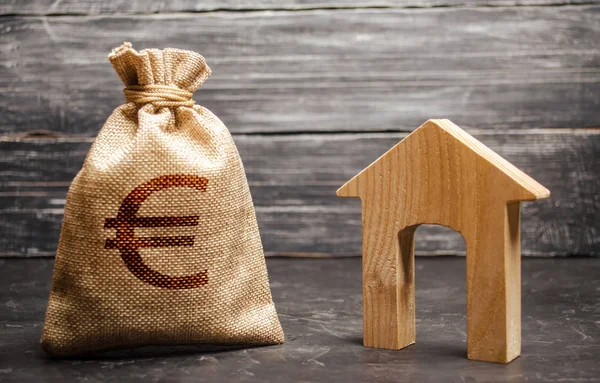 Euro paralı bir çanta ve büyük bir kapılı bir ev. Vergiler, kira geliri. Evler inşa etmek. gayrimenkul alım ve sait imal ve yatırım kavramı. Uygun fiyatlı ucuz kredi, ipotek. — Stok fotoğraf