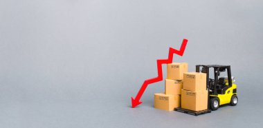 Karton kutular ve aşağı kırmızı bir ok ile Sarı Forklift kamyon. Endüstriyel üretimde kavram düşüşü, iş. ekonomik düşüş. Üretim, satın alma gücü. Azaltılmış depolama. Banner, kopyalama alanı