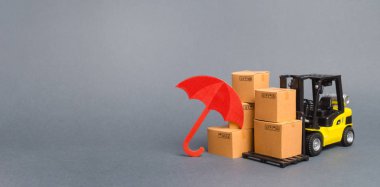 Alışveriş arabaları ve şemsiye bir desen ile karton kutuları yakınında Sarı Forklift kamyon. sigorta, satın alınan ürünler üzerinde garanti sağlayan. Koruma üreticisi. Ekonomik kriz. Banner, kopyalama alanı