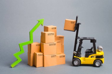 Sarı Forklift kamyon kutuları bir yığın ve yeşil bir ok üzerinde bir kutu yükseltir. Yüksek ticaret hacimleri, artan üretim, depolama altyapısı. ekonomik göstergeleri yükseltmek. ihracat, ithalat. satış artışı