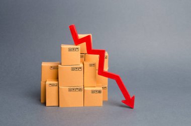 Bir sürü karton kutu ve kırmızı bir ok aşağı. Sanayi üretiminde konsept düşüşü, satışlar düşüyor. ekonomik düşüş. Elverişsiz iş koşulları, azalan rekabet gücü. ihracat ve ithalat.