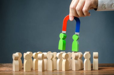 Mıknatıslı işadamı kalabalığın içinden insanların yeşil figürlerini çıkarıyor. Yeni işçiler işe almak. Büyük kariyer potansiyeline sahip doğru insanları ve yetenekli işçileri arayın. Yeni bir takımın kurulması