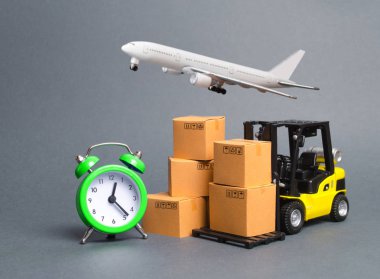 Karton kutular, bir hava posta uçağı ve bir çalar saat ile Sarı Forklift kamyon. Ekspres teslimat konsepti. Geçici depolama, sınırlı teklif ve indirim. Lojistiğin optimizasyonu. Dağıtım