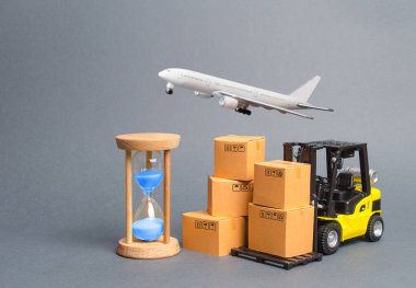 Karton boxesa airmail uçak ve kum kum saati ile Sarı Forklift kamyon. Ekspres teslimat konsepti. Lojistiğin optimizasyonu, verimliliğin arttırılması. Geçici depolama, sınırlı teklif Dağılımı