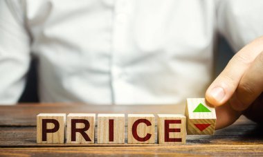 Bir adam, bir bloğun konumunu büyüme sembolleriyle değiştiriyor ve Price kelimesinin yakınından bile geçmiyor. Fiyat düzenleyici, arz talep dengesi, piyasa kanunları. Ekonomi ve serbest ticaret. Planlı Ekonomi.