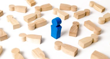 Mavi adam figürü insanların birçok yalancı figürler arasında duruyor. Seçicilik kavramı. Lider, liderlik, organizasyon başkanı. Organizasyon iş süreçleri, takım oluşturma. örnek takip etmek