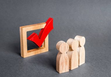 İnsanlar heykelcikler ve demokratik seçimlerde oy kullanmak için bir onay kutusu. Kulis çıkarları, seçmen rüşveti ve hileli cumhurbaşkanlığı veya parlamento seçim sonuçları. iradenin ifadesi