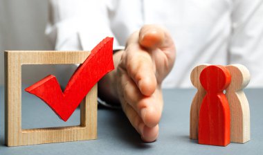 Bir adam oy vermek için bir avuç içi ve kırmızı onay işareti olan bir grup insanı ayırır. seçim için adayları önleme kavramı. Cep muhalefet ve kontrollü seçim. Demokratik değerlerin baltalanması