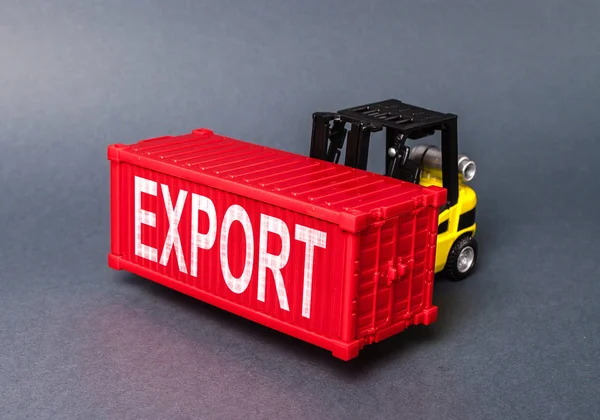 Egy targonca hordoz egy piros áru konténer címkével ellátott export. áruk és termékek szállítása, szállítás, szállítás. Ipar és termelés, kereskedelmi mérleg és elosztás. Globalizáció — Stock Fotó