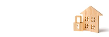 Ahşap ev asma kilidi. Mülkiyet ve gayrimenkul, mülkiyet haklarının korunması kavramı. Güvenlik birimlerinin alarm sistemlerinin ve hizmetlerinin kurulumu. Ev felaketlerini koruyor. Afiş