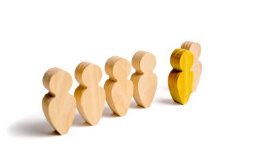 İnsanların ahşap figürleri oluşumunda duruyor. Seçim, yetenek seçimi. İş eğitimi, brifing ve ilham verici konuşma. Seçici odak, Aday, seçilmiş çalışan, tüm iyi.