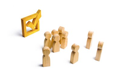 İnsanlar yanında durup kutudaki sarı onay işaretine bakıyorlar. seçim, anket, referandum. . Parlamento seçimlerine seçmenler katılıyor, cumhurbaşkanı. Karar verme, takım çalışması. Anket Seçici odak