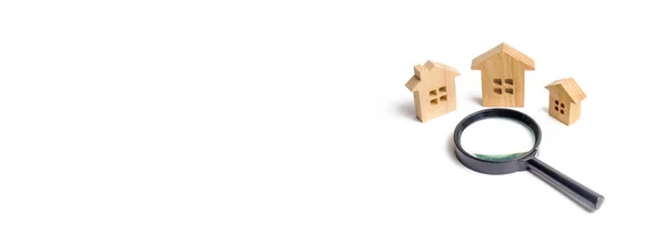 Trzy drewniane domy na białym tle. Koncepcja urbanistyki, projekty infrastrukturalne. Kupno i sprzedaż nieruchomości, budowanie nowych budynków, biur i domów. Baner wyszukiwania domu — Zdjęcie stockowe