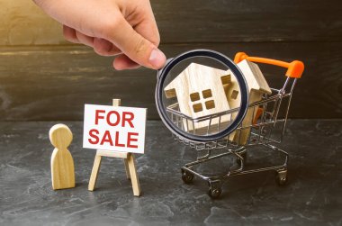 Büyüteç evler ve satılık bir poster ile adam ile süpermarket sepeti bakıyor. bir ev, gayrimenkul hizmetleri veya sahibinden satın alma satış kavramı. Gayrimenkul satın alma ve satma