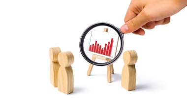 Büyüteç sastatistics grafiği ile standı bakıyor. insanlar bir toplantı için toplandı ve liderin konuşmasına bakmak. Geçmiş döneme ait toplantı veya rapor. Analytics. Seçici odaklama