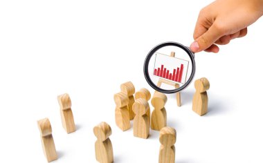 Büyüteç sastatistics grafiği ile standı bakıyor ve bir lider ona yakındır. bir konuşma insan kalabalığına hitap ediyor. Liderlik ve liderlik niteliklerinin iş kavramı