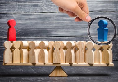 Büyüteç, bir kalabalığın üzerinde duran mavi ya da kırmızı heykelciklere bakıyor. Rekabet. onun tarafına diğer insanların cazibe. Politik süreçler. Çıkar çatışması.