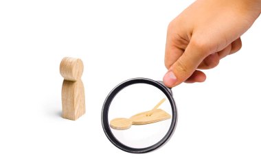 Büyüteç düşmüş sahte adama bakıyor. Bir kişi bir kişinin yanlış bir rakam ile iletişim kurmaya çalışıyor. Aldatma, kayıtsızlık ve boşluk kavramı, anlamsız iletişim