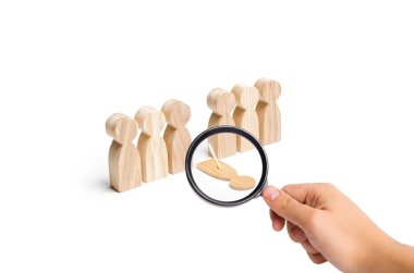 Büyüteç sahte bir insana bakıyor. varlığı, yokluğugizleme. Güvenilmez kişi, geç, başarısız oldu. Düşük disiplin, itaatsizlik, kuralları çiğneme