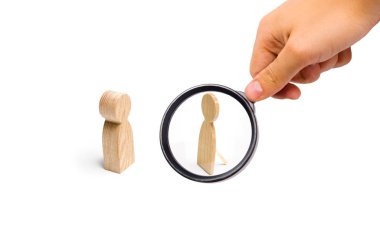 Büyüteç sahte kişiye bakıyor. bir kişi bir kişinin yanlış bir rakam ile iletişim kurmaya çalışıyor. aldatma, kayıtsızlık ve boşluk, anlamsız iletişim ve görmezden.