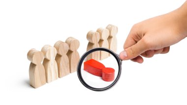 Büyüteç, insan soyundan gelen bir adamın kırmızı figürüne bakıyor. İş yerinde stres ve tükenmişlik kavramı. Ahlaki ve fiziksel yorgunluk, zayıf halka. bir çalışanın işten çıkarılması