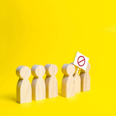 Kişinin figürü sarı bir arka plan üzerinde bir tabela ile çizgiden çıkar. Sosyal hoşnutsuzluk ve sosyal gerginlik, protesto ve anlaşmazlık. Bir poster ile insanların ahşap figürleri öfkeli bir kalabalık.