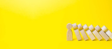 Bir kişinin figürü domino gibi figürlerin bir dizi düşüş durur. iş eğitimi, kendini geliştirme, strese karşı dayanıklılık. Colaps domino. Güçlü lider ve güvenilir destek ve sadık. Afiş